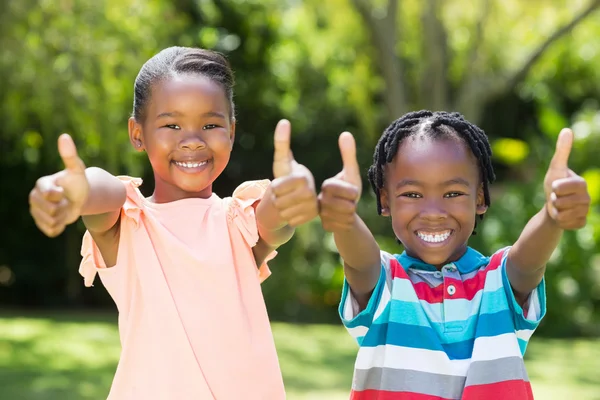 Niños pequeños haciendo pulgares hacia arriba — Foto de Stock