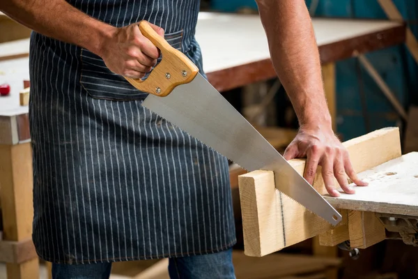 Schreiner arbeitet an seinem Handwerk — Stockfoto