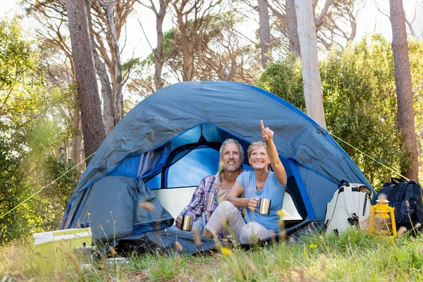 Mature couple looking up — Stock Photo, Image