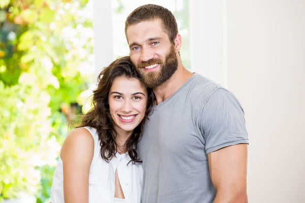 Portrait of young couple smiling — Stock Photo, Image