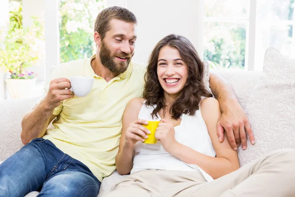 Coppia divertirsi mentre beve caffè — Foto Stock