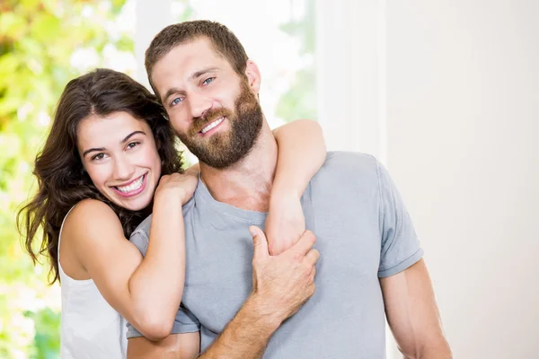 Retrato de jovem casal abraçando — Fotografia de Stock