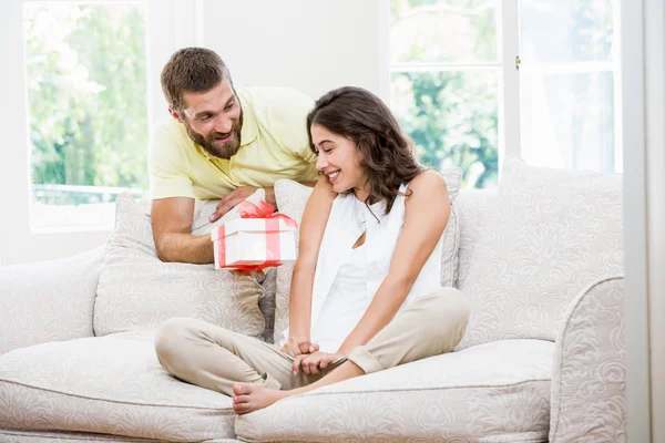 Uomo dando un regalo a sorpresa per la sua donna — Foto Stock