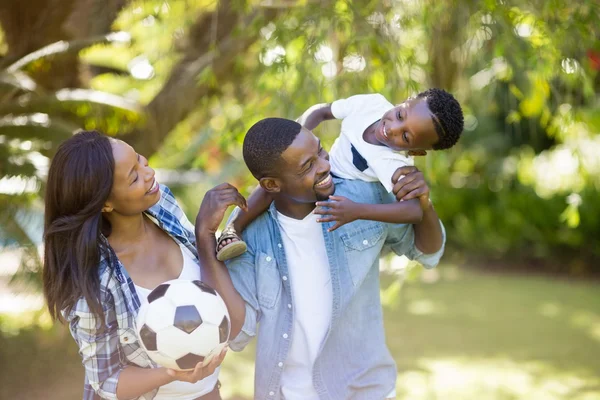 Familia feliz posando juntos — Foto de Stock