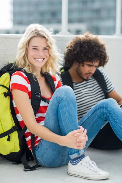 Bella donna sorridente alla macchina fotografica — Foto Stock