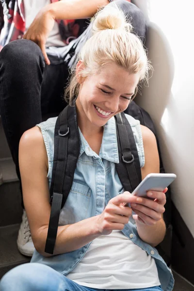 Messaggi di testo per giovani donne sul cellulare — Foto Stock