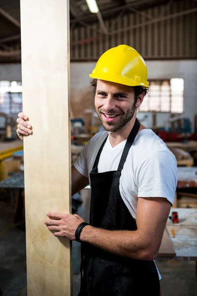 Carpenter poserar med sitt hantverk — Stockfoto