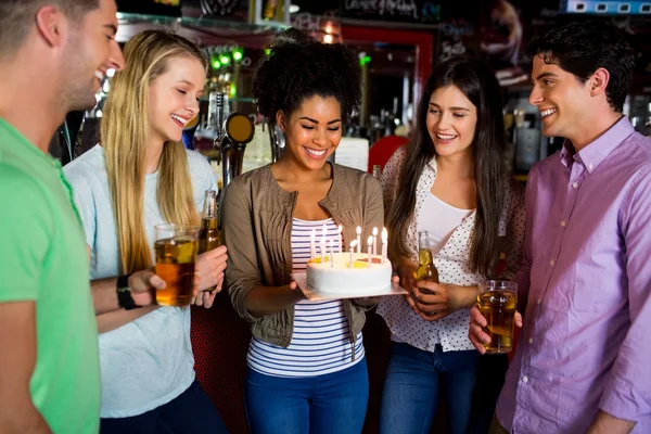 Amigos celebrando con pastel — Foto de Stock