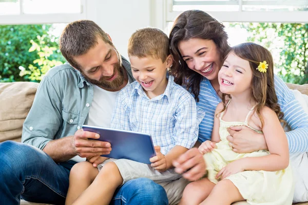 Rodiče a děti pomocí digitálních tabletu v obývacím pokoji — Stock fotografie