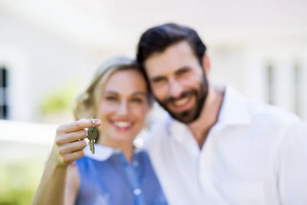 Casal segurando chave da casa — Fotografia de Stock