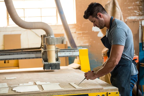 Schreiner arbeitet an seinem Handwerk — Stockfoto