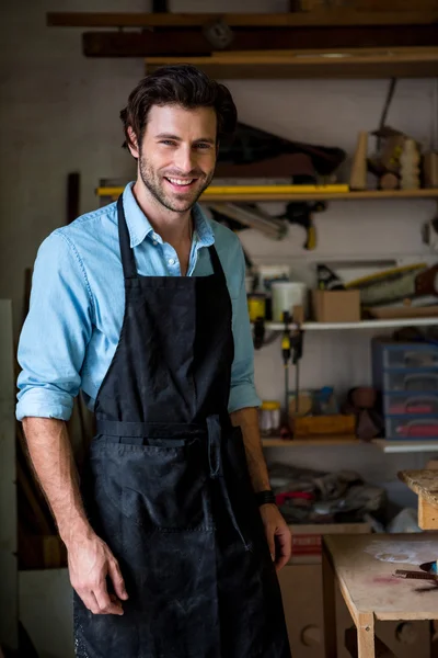 Carpenter poserar och leende — Stockfoto