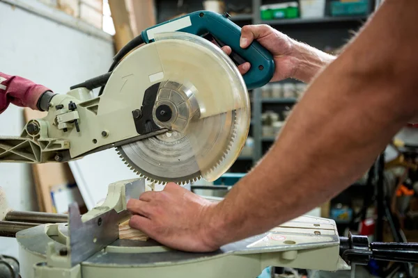 Schreiner arbeitet an seinem Handwerk — Stockfoto