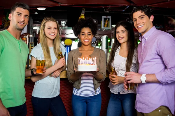 Amigos celebrando con pastel — Foto de Stock