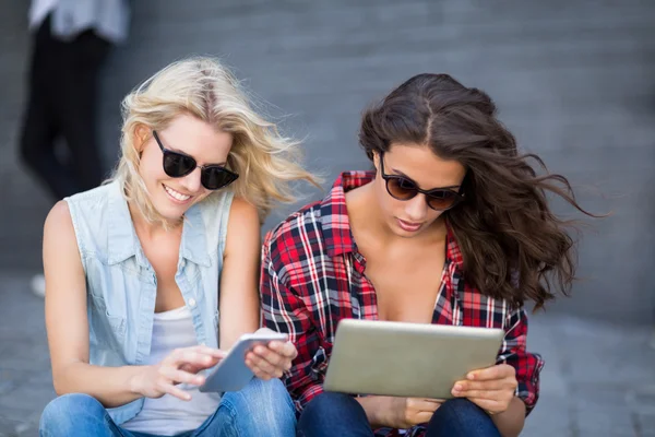 Mulheres jovens usando tablet digital — Fotografia de Stock