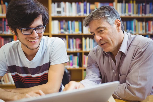 Professor som bistår en student med studier — Stockfoto