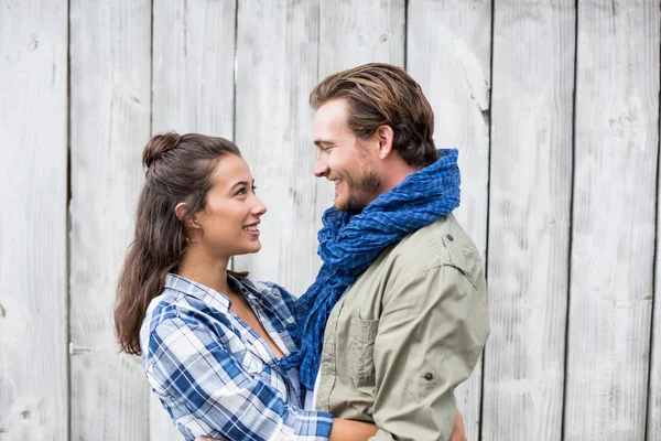 Pareja joven abrazándose — Foto de Stock