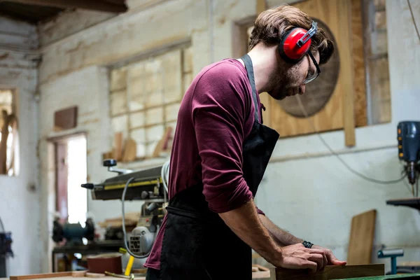 Schreiner arbeitet an seinem Handwerk — Stockfoto