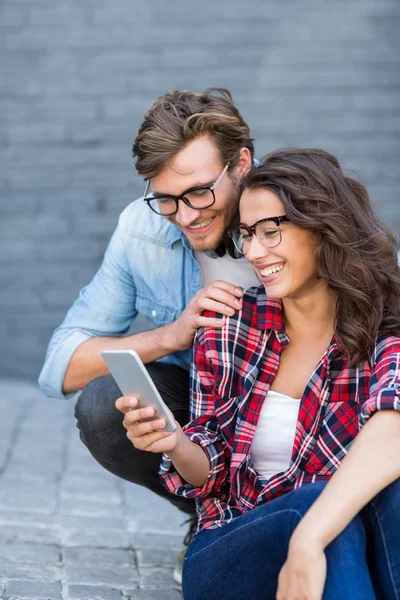 Junges Paar benutzt Handy — Stockfoto