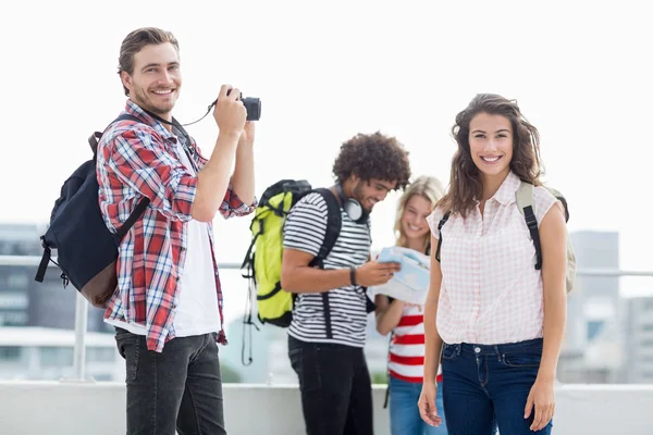 Jeune homme prenant une photo de femme — Photo