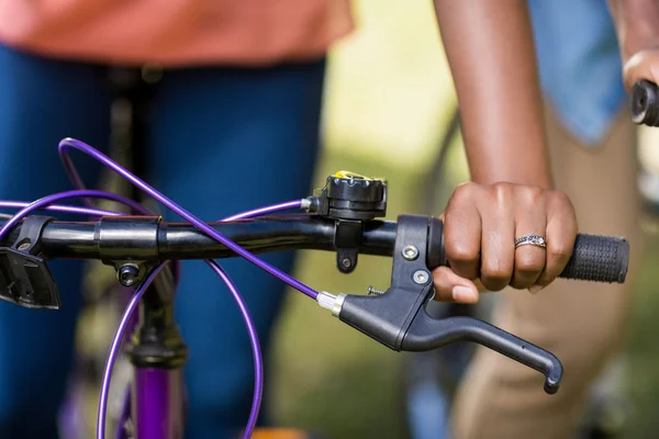 Fokusera på händer och cykel — Stockfoto
