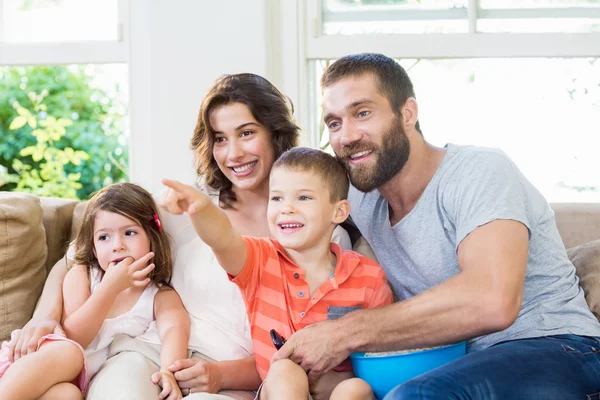 Familjen har roligt medan du tittar på TV — Stockfoto