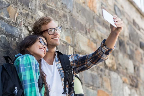 Casal tirando selfie em um telefone celular — Fotografia de Stock