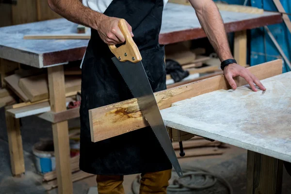 Carpinteiro trabalhando em seu ofício — Fotografia de Stock