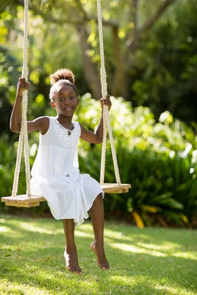 Giovane ragazza che fa swing — Foto Stock