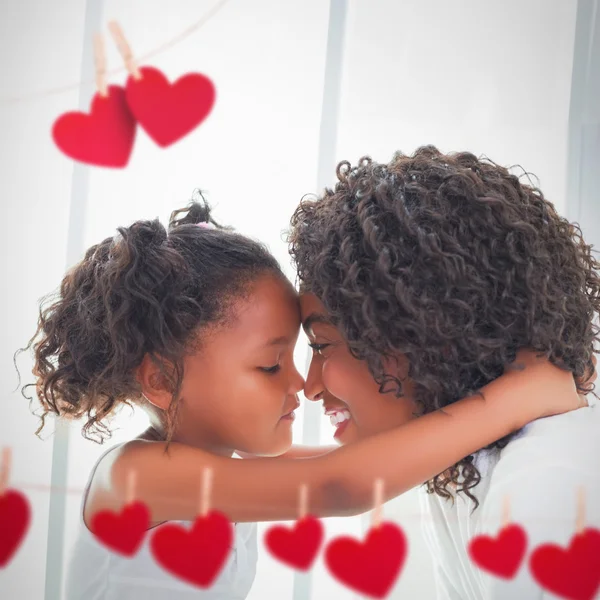 Menina abraçando mãe — Fotografia de Stock