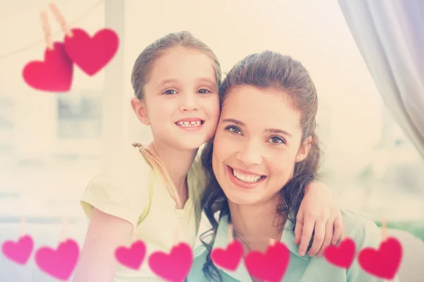 Mother and daughter smiling at camera — Stock Photo, Image