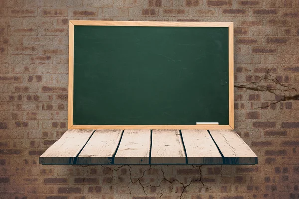 Tablero de madera contra pared de piedra — Foto de Stock