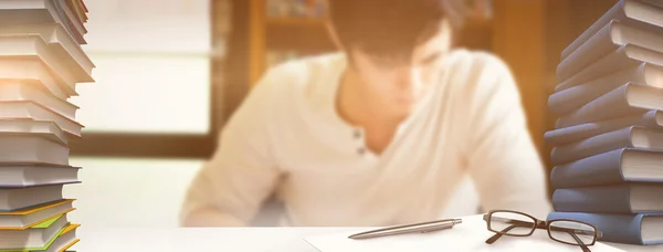 Homme étudiant sur le bureau — Photo