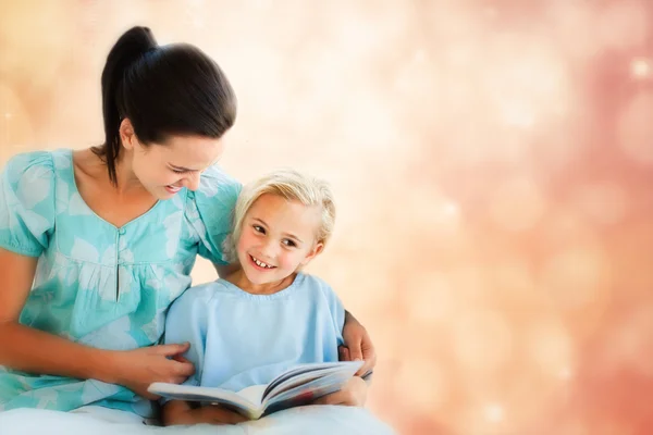 Flicka med mamma läsa bok — Stockfoto