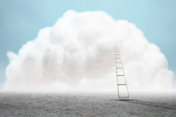 Ladder tegen gigantische witte wolk boven de woestijn — Stockfoto