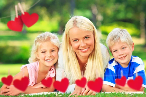 Mãe com filhos deitados — Fotografia de Stock