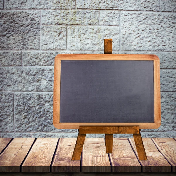 Schoolbord tegen grijze bakstenen muur — Stockfoto