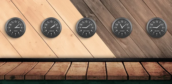 Vijf zwarte klokken opknoping op muur — Stockfoto