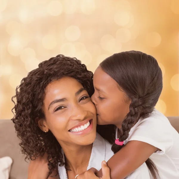 Mère assise sur le canapé avec sa fille — Photo