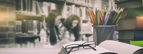 Studentesse con libro — Foto Stock