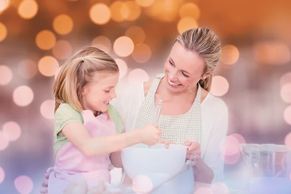 Madre e figlia si divertono in cucina — Foto Stock