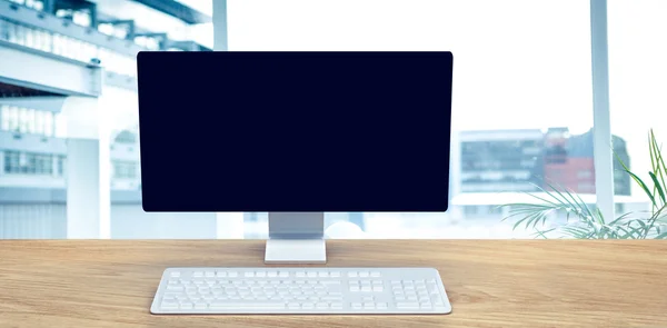 Computador em pé na mesa de trabalho — Fotografia de Stock