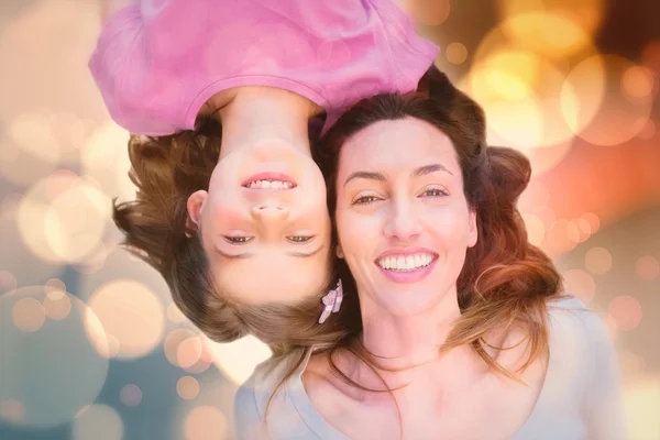 Anne ve kızı kameraya gülümseyen — Stok fotoğraf