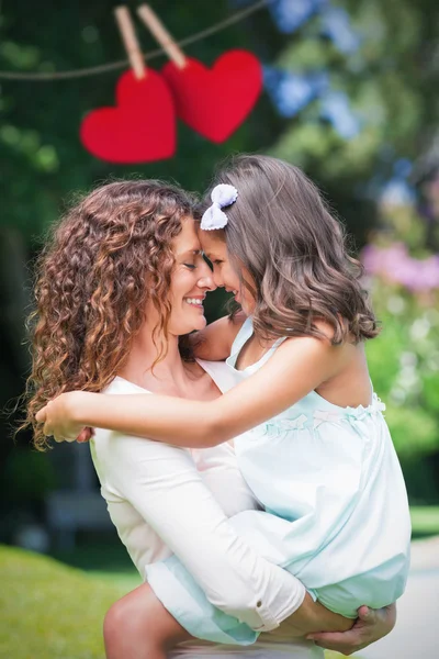 Mãe e filha segurando um ao outro — Fotografia de Stock