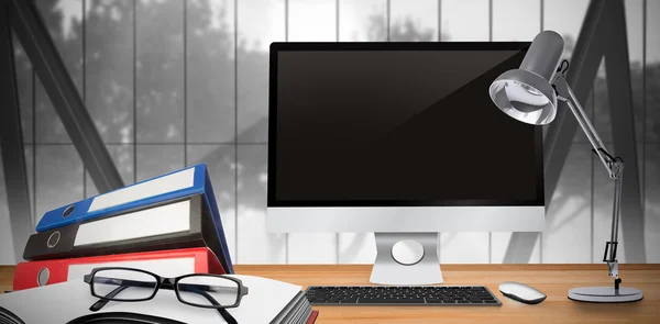 Schreibtisch mit Computer und Büromaterial — Stockfoto