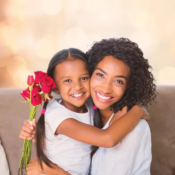 Mutter sitzt mit Tochter und hält Rosen — Stockfoto