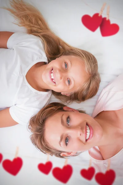 Madre e hija sonriendo a la cámara —  Fotos de Stock