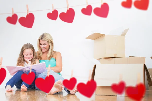 Mãe e filha leitura livro — Fotografia de Stock