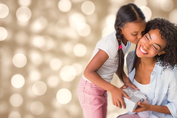 Madre en sofá ofreciendo regalo de hija — Foto de Stock