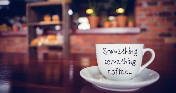 茶杯和茶碟在咖啡店里 — 图库照片